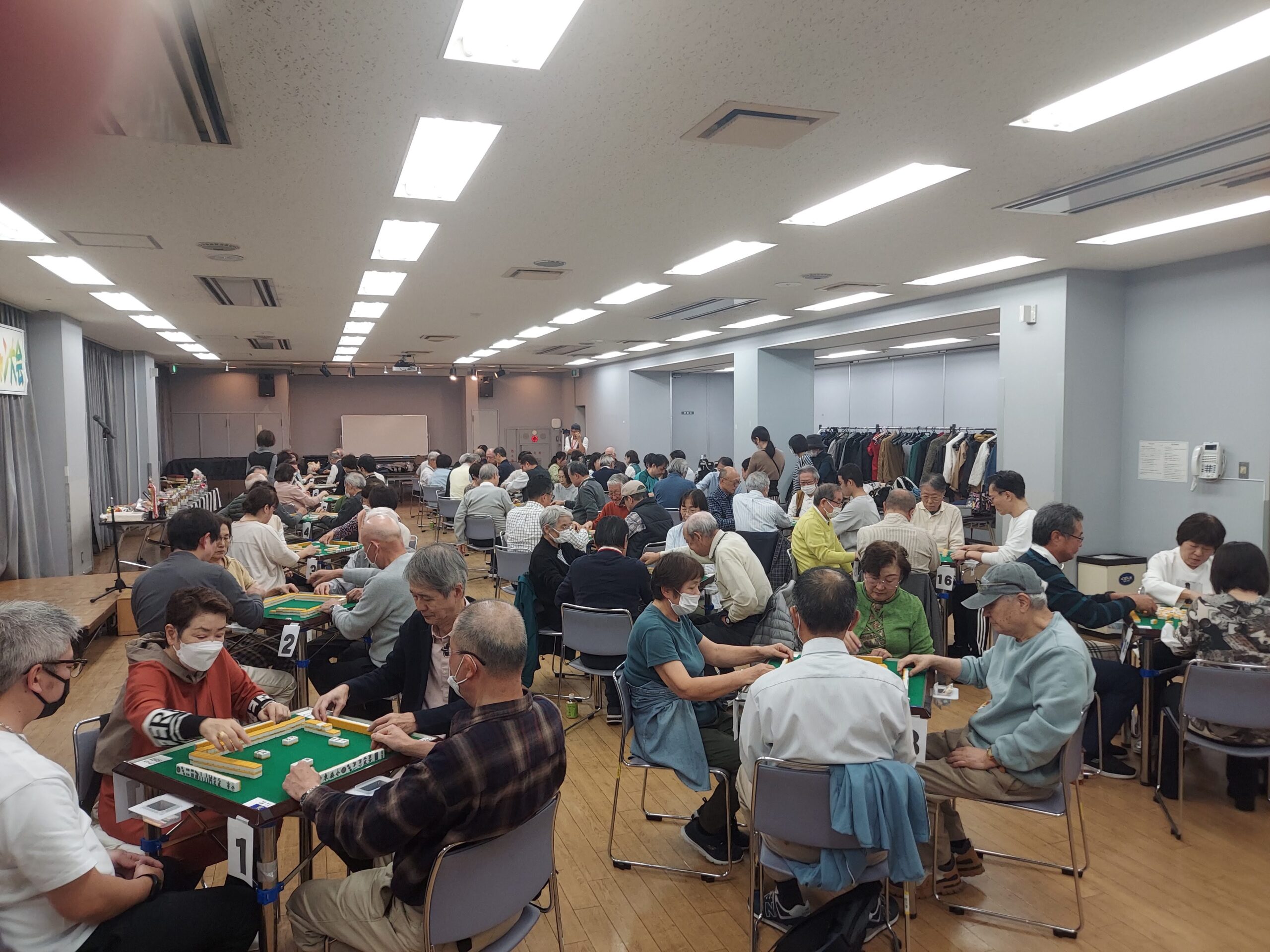 多くの参加者でにぎわう健康マージャン大会会場
