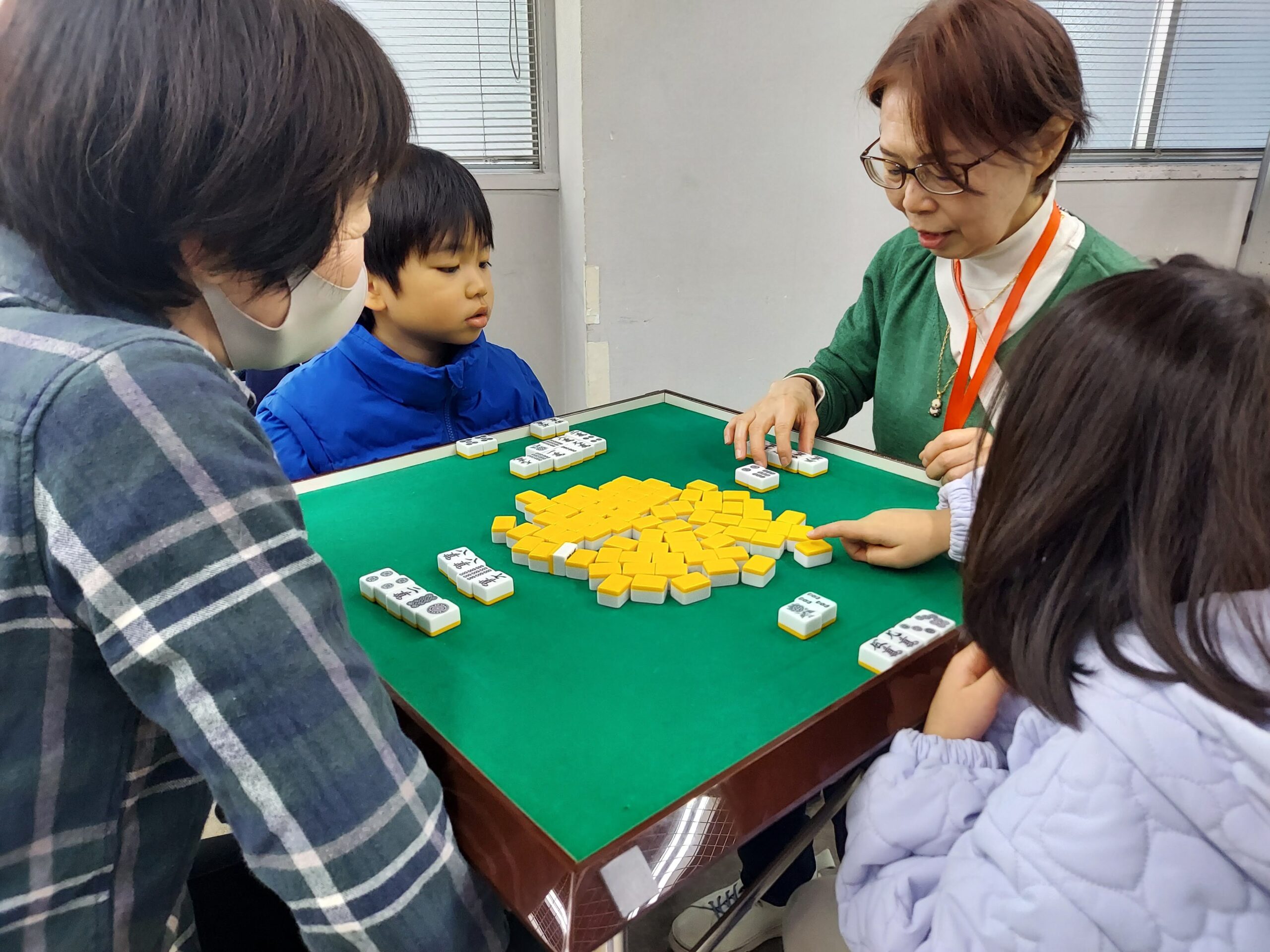 こどもマージャンで牌を並べる子どもの様子